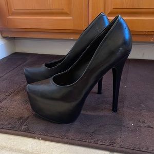 Steve Madden black pumps